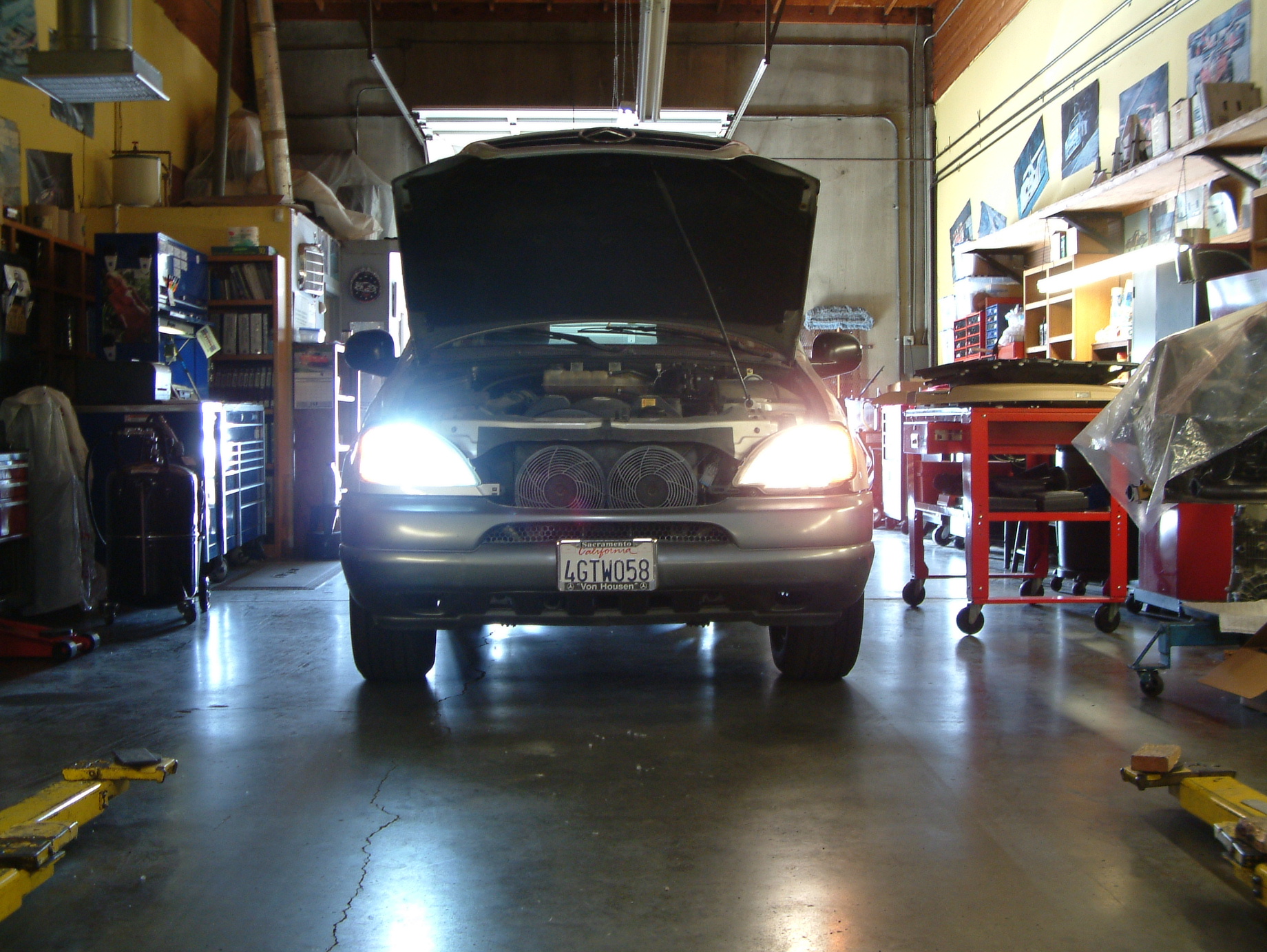 Mercedes H7/HID kit Installed on the left, compared to the H7 on the right.